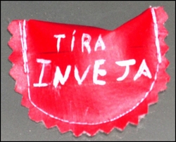 Rituele behandeling met talisman 'Patuá Tira Inveja'